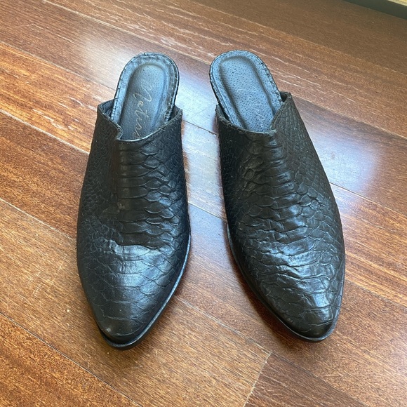 Matisse | Black Leather Clover Mules - Picture 2 of 7